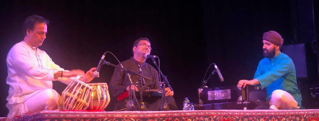 Performing at ‘The Bhavans’ in London with the Maestro Pt. Sanju Sahai ji_2